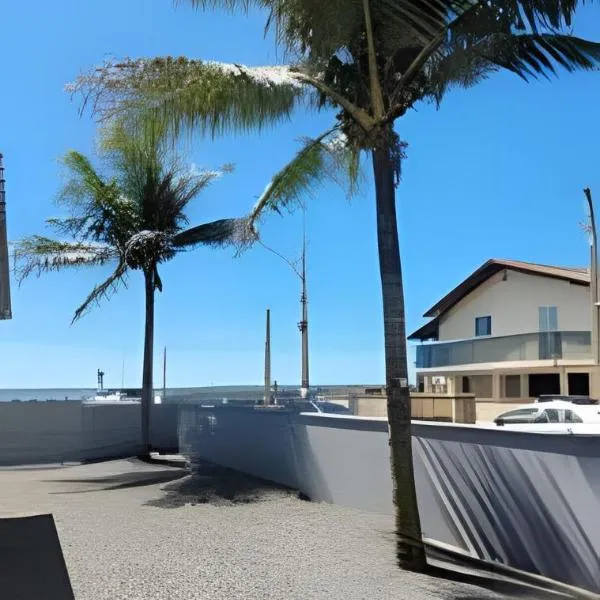 Refúgio ensolarado a poucos passos do mar, hotel in Navegantes
