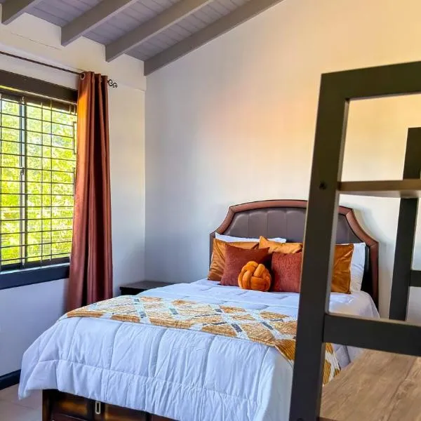 The Luxx Theory, hotel sa Kingston