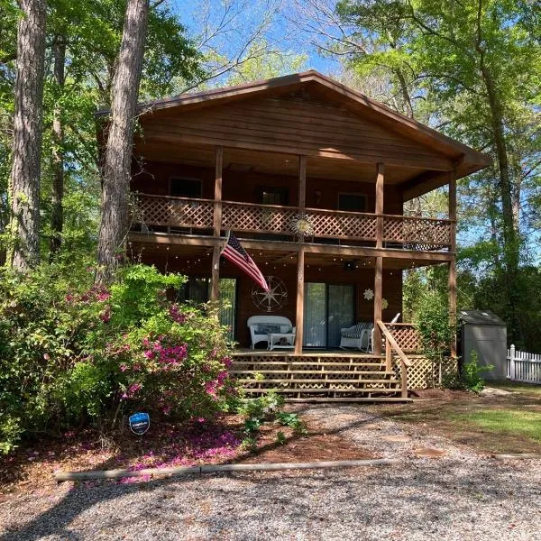 Holden Beach Area - Entire Home, Large Private Lot, hotell i Varnamtown