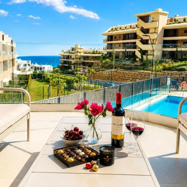 Higuerón - Luxury Apartment with Pool & Sea View in Las Lomas del Higuerón、フエンヒロラのホテル