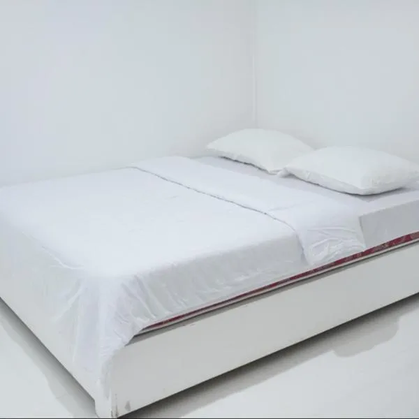 Getrudis Sita Guesthouse - 5 Min Walk to Airport, hotel en Labuan Bajo