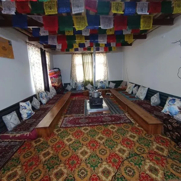 White rose homestay, hótel í Kaza