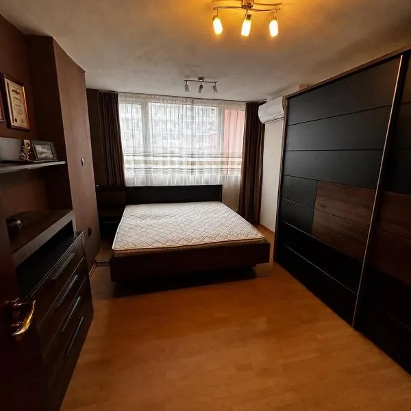 Голям двустаен апартамент, hotel in Burgas