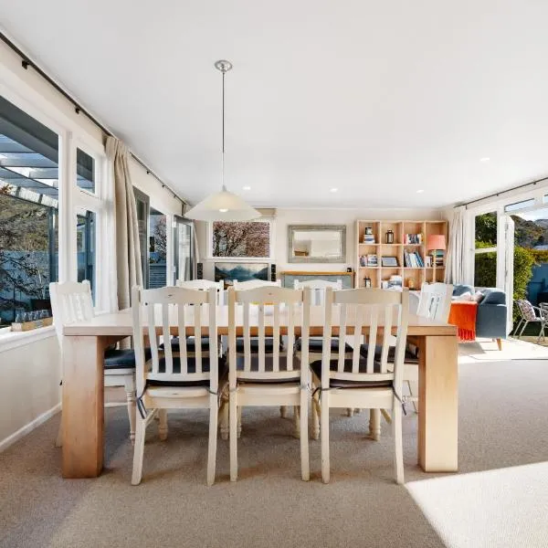 Wakatipu LAKEVIEW Garden Retreat, hotel in Queenstown