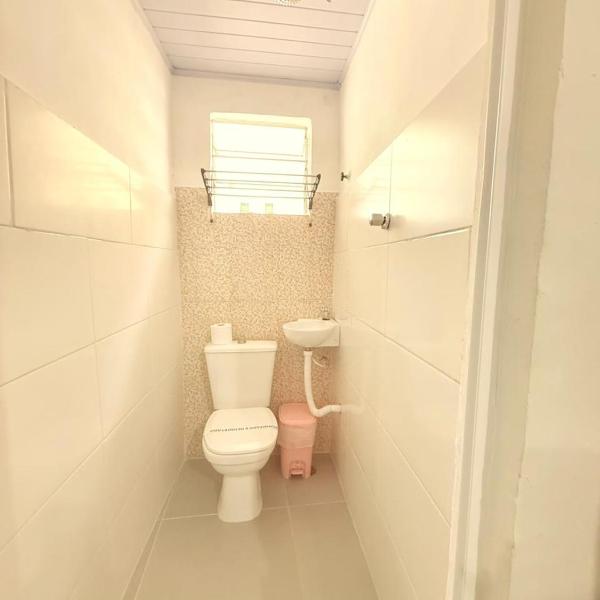 Kitnet simples com banheiro privativo e ar condicionado - Foto 3
