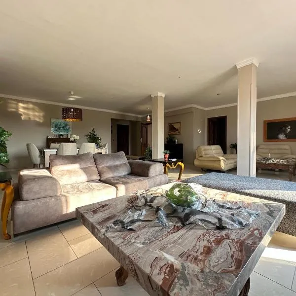 Spacious 3BR Penthouse in Degla, Maadi, хотел в Кайро
