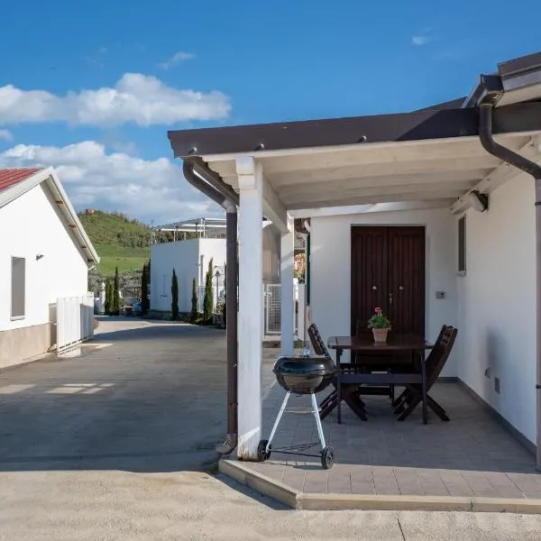 Villa Claudia - Appartamento A, hotel u gradu Corazzello