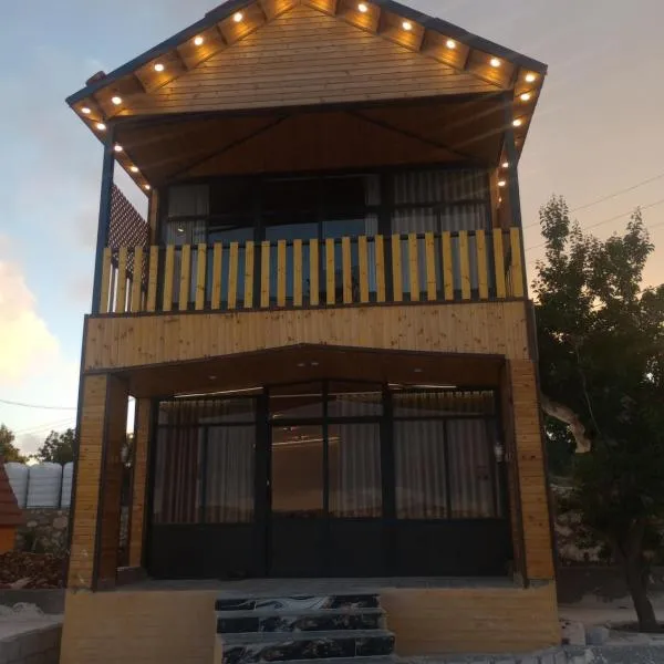 اكواخ السوسنة السوداء, hotel di Ajloun