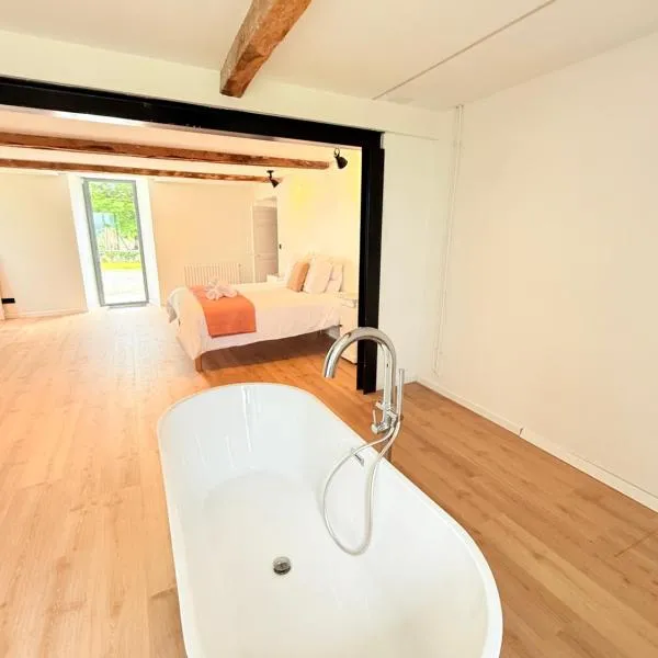 Suite avec Bain îlot & Jardin privé - Vue Pyrénées, hotel en Figarol