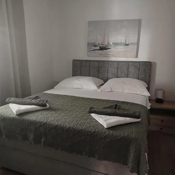 Spacious Family Apartment with Terrace & Parking, hotel in Kaštela