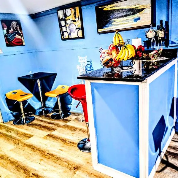 2 BEDROOM APARTMENT 20 min-Newark Airport 15 min- Stadium Downtown Newark- Branch Brook park inn, hotel in Newark