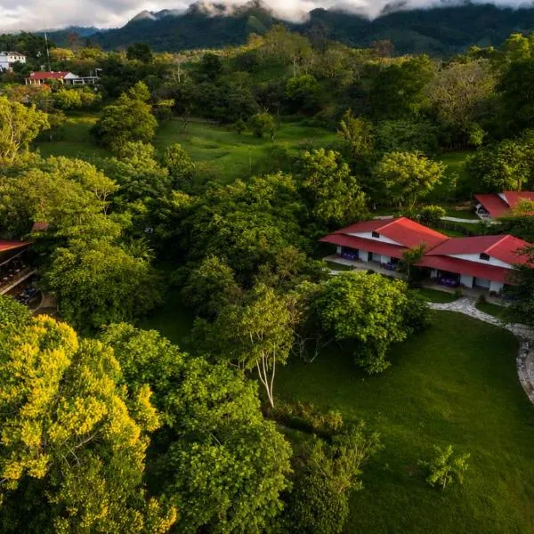 Los Susurros. Casa – hotel w mieście Palenque