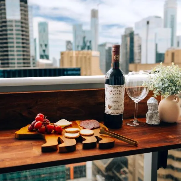 CN Tower & lake view 21st Floor Downtown Toronto Condo with rooftop pool – hotel w mieście Toronto