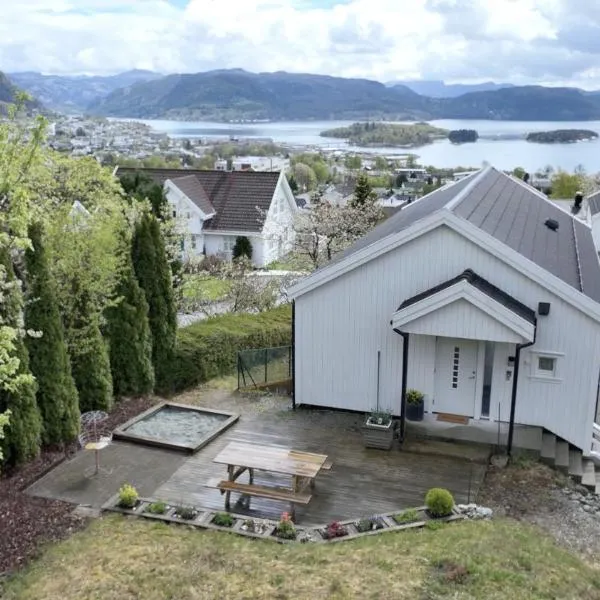 Bright Fjord View Apartment Jørpeland, ξενοδοχείο σε Jorpeland