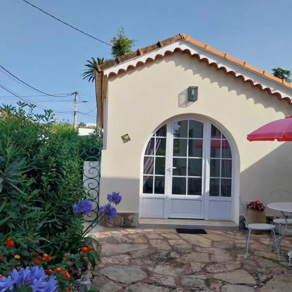 Studio indépendant, front de mer et plage à 200m, hótel í Antibes