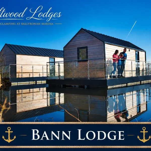 Driftwood Lodges - On Water Glamping - Bann Lodge, hotell i Ballyronan