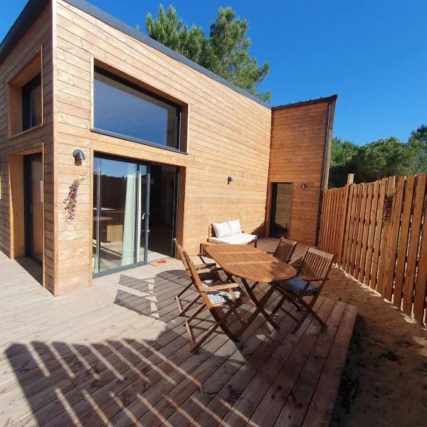 Surf & Sauna Bud House, hotel din Longeville-sur-Mer