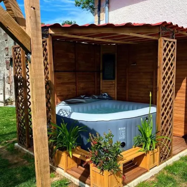 Pessac-sur-Dordogne में, होटल Maison avec jacuzzi au calme de Pessac sur Dordogne