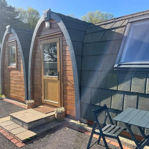 Hedgehog Glamping Pod, hotel in Leighton