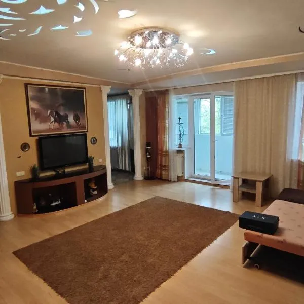 Spacious apartment on Otakar Yarosh، فندق في خاركوف