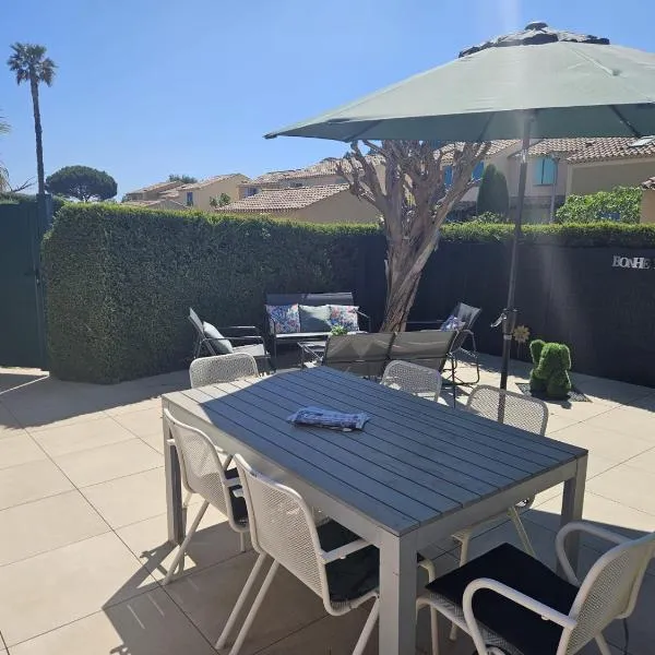 Mazet cosy climatisé terrasse privée et piscine、ル・ラヴァンドゥーのホテル