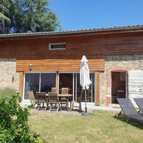 Gîte en Ardèche Verte près du Safari de Peaugres, hôtel à Roiffieux