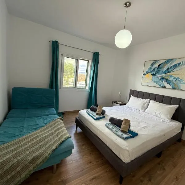 Modern 1 bedroom apartment near the sea, Hotel in Chlorakas