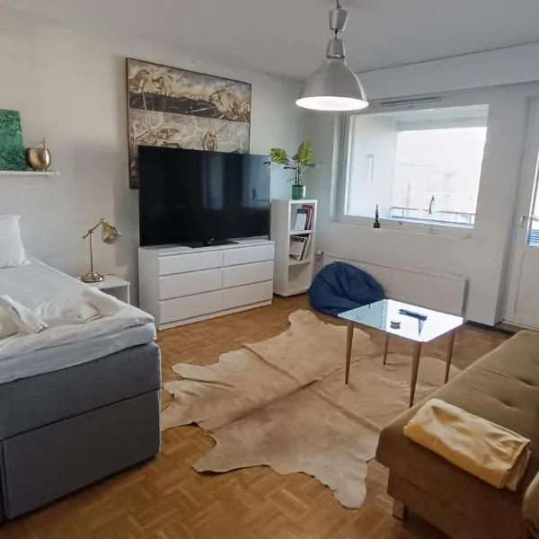 Large Private Room with Glass balcony " Shared Apartment" in Tikkurila Near Helsinki Airport & 24 hours train & bus Bars, restaurants, cafés and supermarkets are all within walking distance- room only, hotel em Vantaa