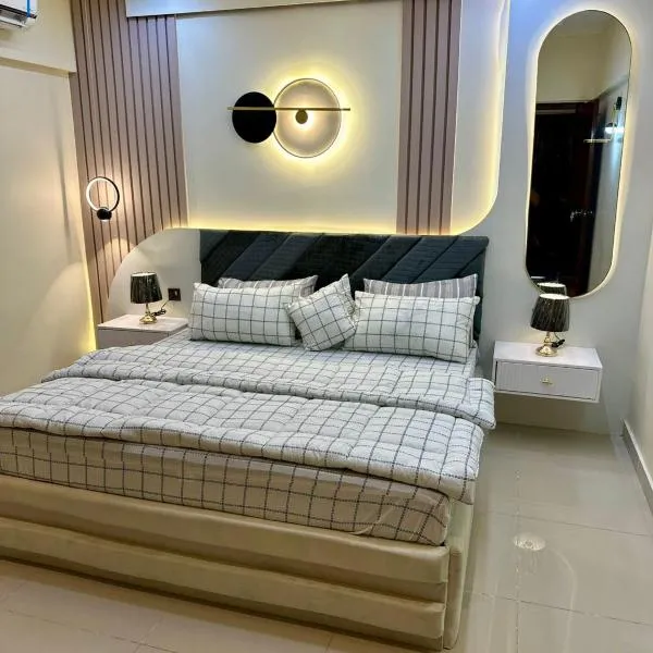 Designer 1BR & 2BR Apartment in DHA With TV & AC, hotel u gradu Karači