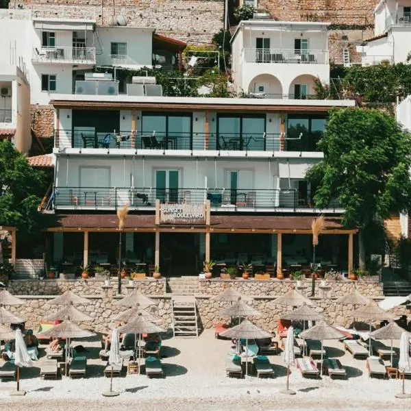 Sunset Boulevard Beach Hotel, hotelli kohteessa Qeparo