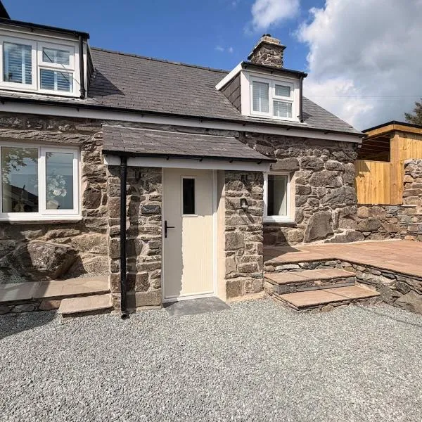 Luxury Farm Cottage with Hot tub & Beach View, hotel a Llanfair