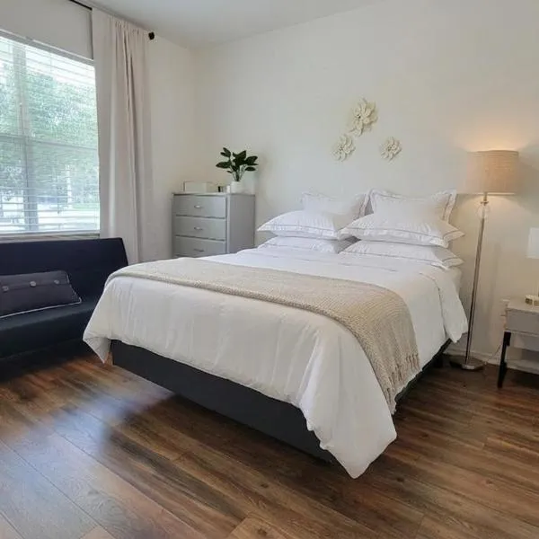 Spacious 2BR 2BA Suite - Walk to Mall & Hospitals โรงแรมในเกนส์วิลล์
