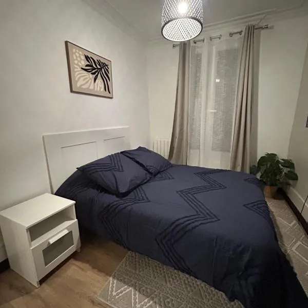 Charmant studio rénové au cœur de Paris 2mn métro, Hotel in Paris