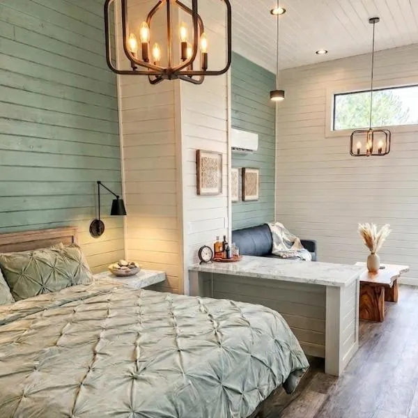 TH24 Midnight Moon Tiny Home - 15 min to Sedona: Cottonwood şehrinde bir otel