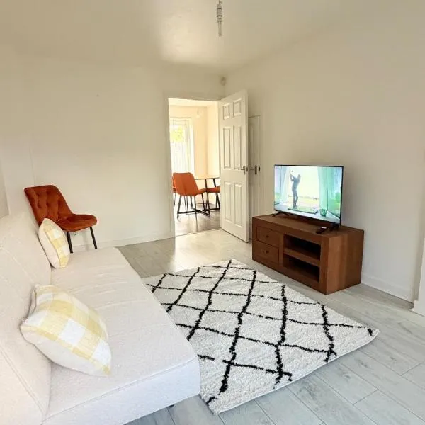 Two Bed Home in West Midlands, hotel in Longford