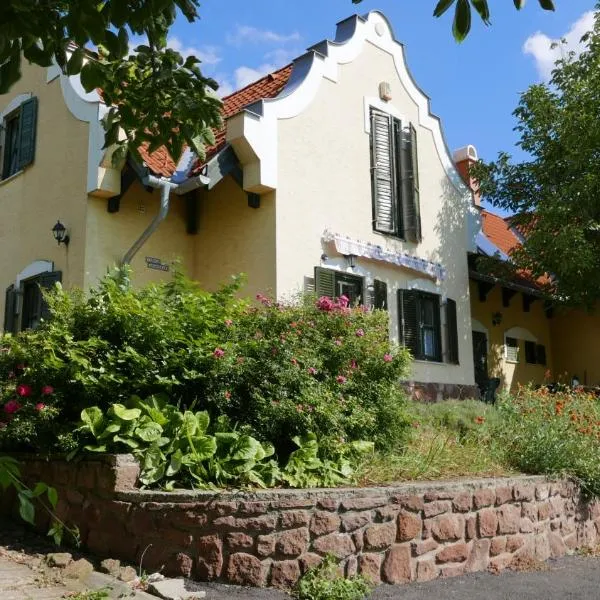 Hillside Apartments, hotel v destinaci Révfülöp