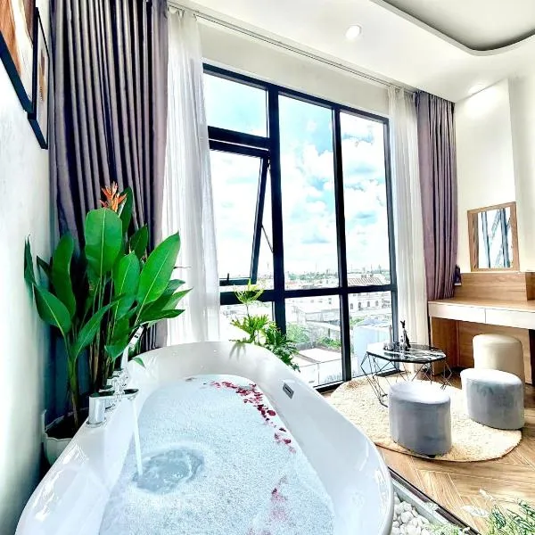 Dr402 Modern Studio W Bathtub and City Views: Can Tho şehrinde bir otel
