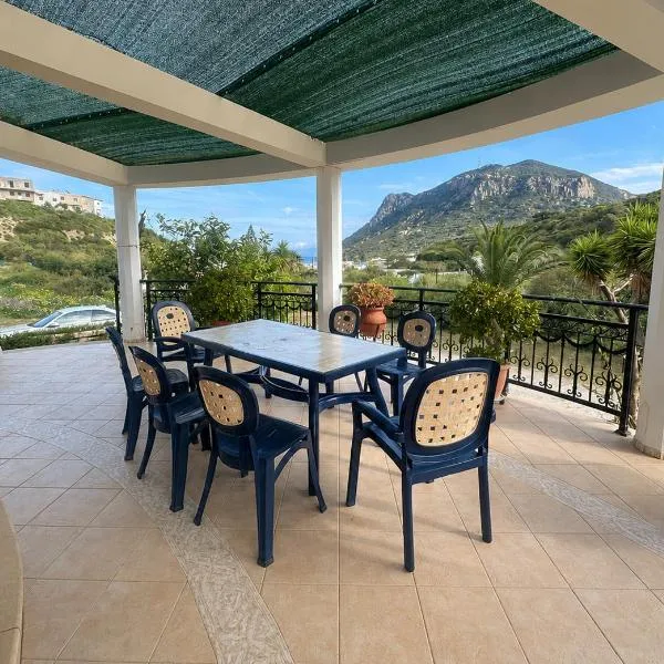 Peaceful Retreat - Kefalos Stay with Patio views & gym, hotel v destinaci Kefalos