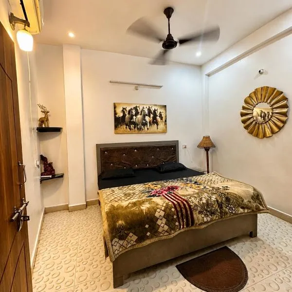 Divine Solace GF3 Luxury 2BHK Homestay near Sangam, Prayagraj, hotel en Prayagraj