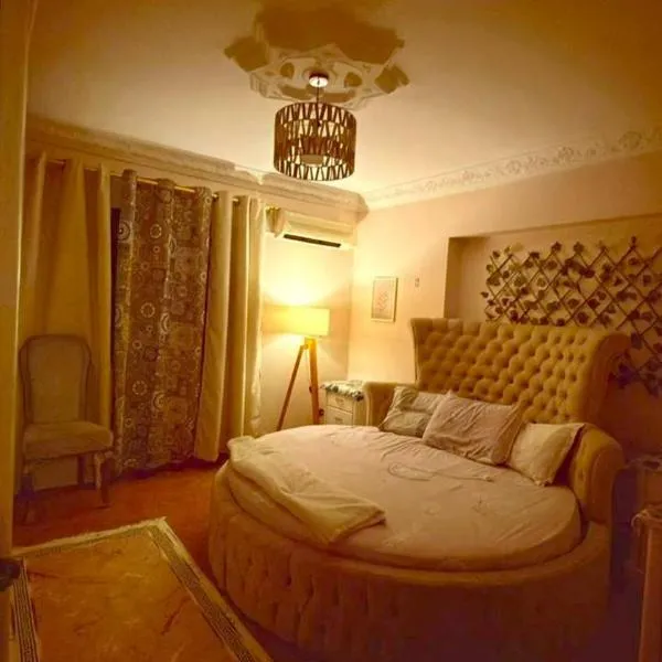 غرفة في مدينة نصر موقع متميز وسط المدينة للرجال فقط 3, hotel in Cairo