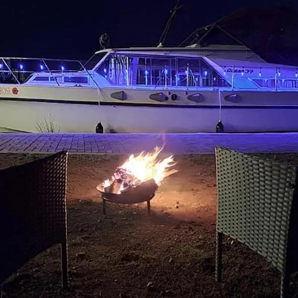 The Rose yacht on private lake, hotell sihtkohas Swansea