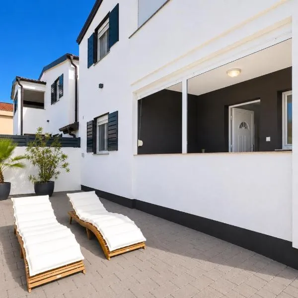 Apartments ROSINI, 300m from the beach with shared tavern and bikes, Nin, khách sạn ở Hoek van Holland