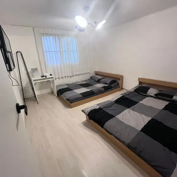 2, near hongdae, 1st floor,3beds, 2rooms, готель у Сеулі