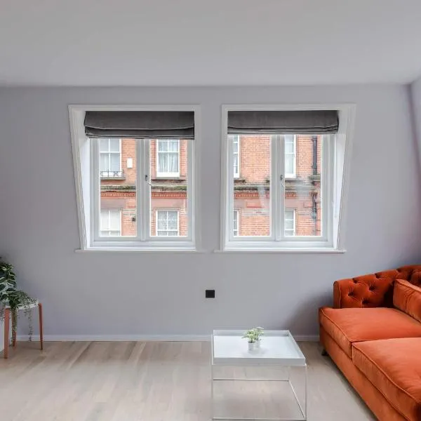 Top-Floor Soho Flat - AC - Sleeps 4 - Central London, hotel di London