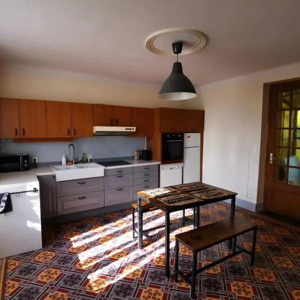 Chez Sandrine - Maison de Famille, Hotel in Gray-la-Ville