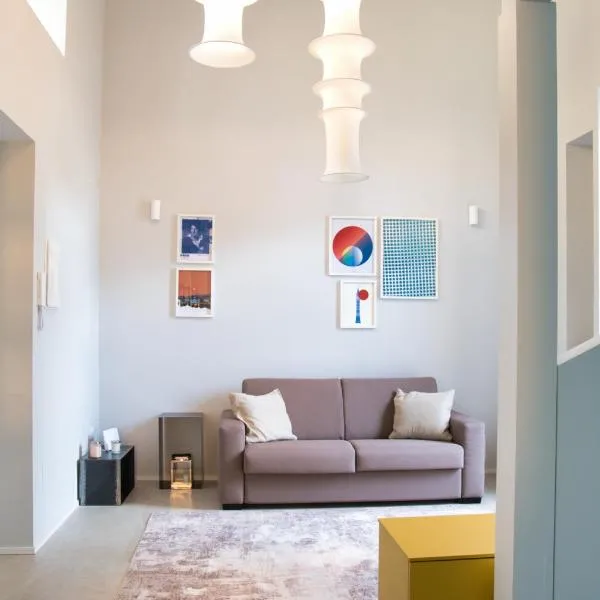 Bezzecca 9 – Design Loft Steps from the Lake, hotel Leccóban