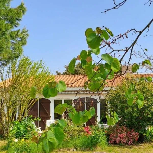 Nausicaa, maison avec joli jardin clos arboré, Hotel in Talmont