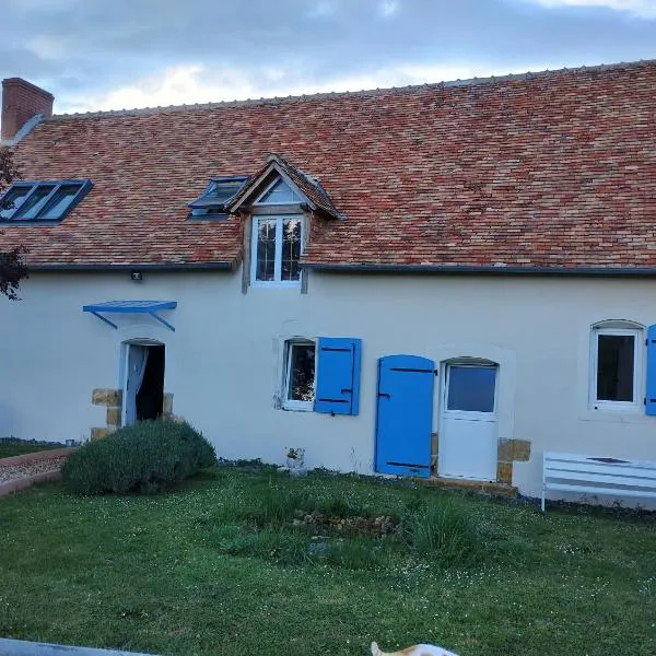 Séjour en famille chez l'habitant dans longère, 2 chambres double avec berceau et possibilité lit pliant 1 personne, relais motard, Nespresso à disposition dans chambre, hotel in Marigné-Laillé