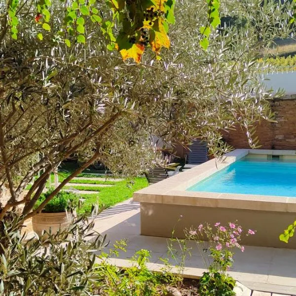 La petite madeleine - Chambre d'hôtes- Piscine & spa، فندق في Burgy