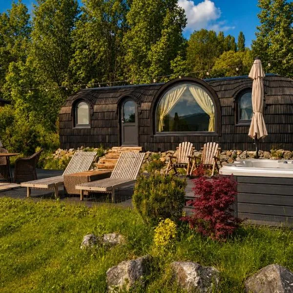 Friday Inn Igloo - Jacuzzi încălzit, Foișor cu încălzire infraroșu si videoproiector, Intimitate, Natură, Priveliște & Iaz - Escapadă romantică premium într-un tiny house unic în Romania - La doar o oră de București si 25 min de Sinaia, hotel em Comarnic